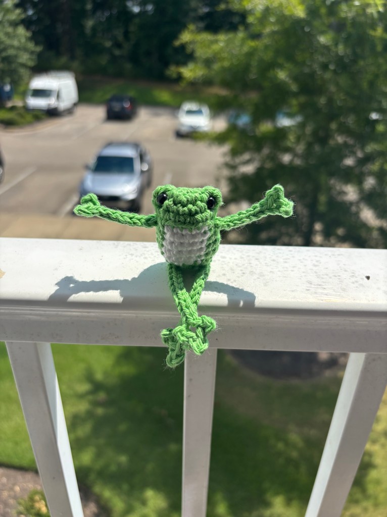 crochet long legged frog amigurumi sitting
